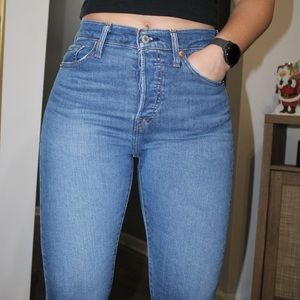 Levi’s Wedgie Skinny / Size 26 / Medium-Dark Wash